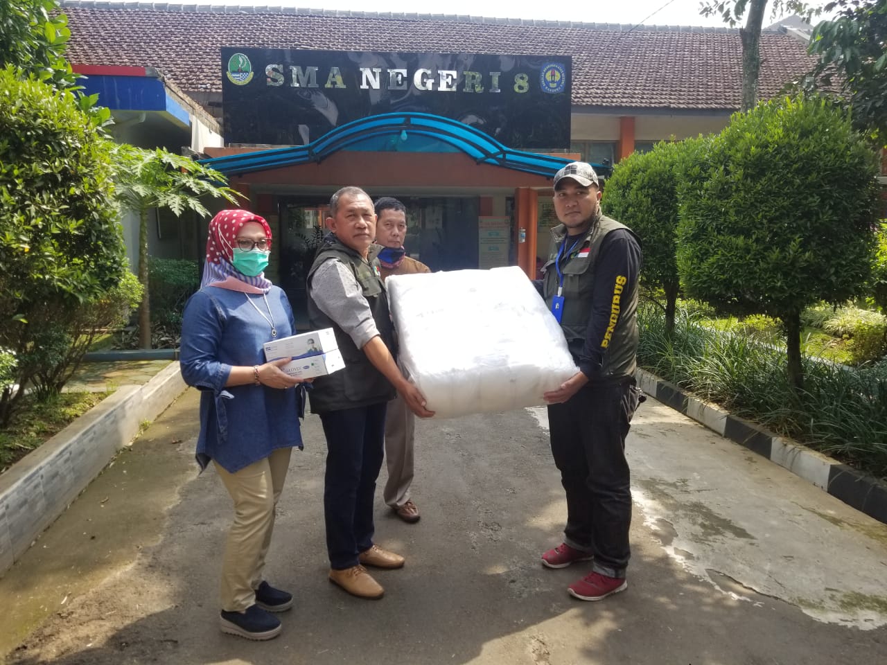 Bakti SMAN 8 Kota Bandung Memberikan APD Bagi Tim Medis Untuk Penanganan COVID-19: Majalah Sora 02/04/2020